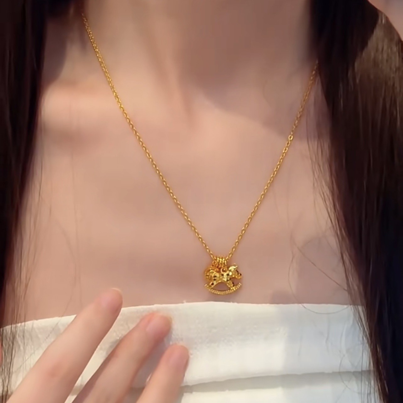Sparkling Ice Crack Horse Pend - Coin Necklace Delicate 리뷰 및 가격