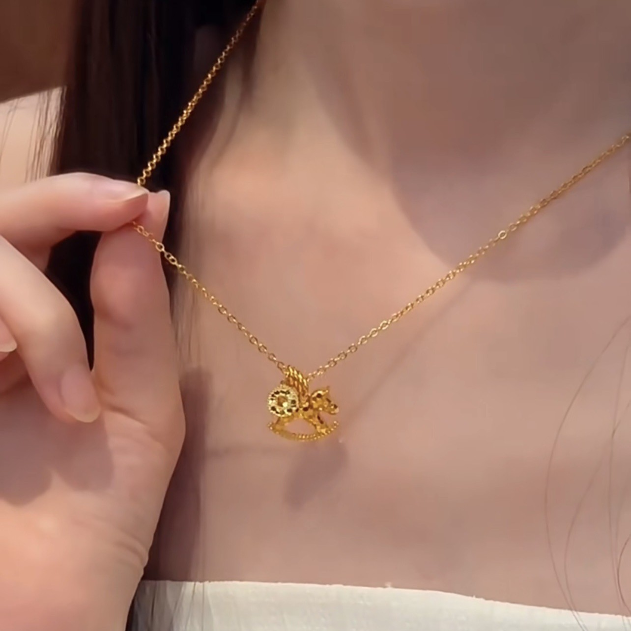 Sparkling Ice Crack Horse Pend - Coin Necklace Delicate 리뷰 및 가격
